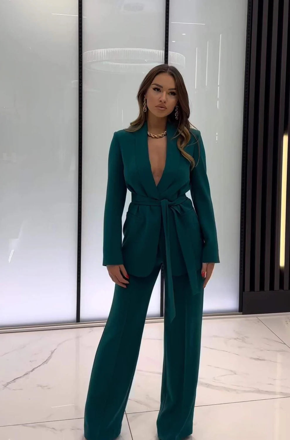 TRAJE EMRATA