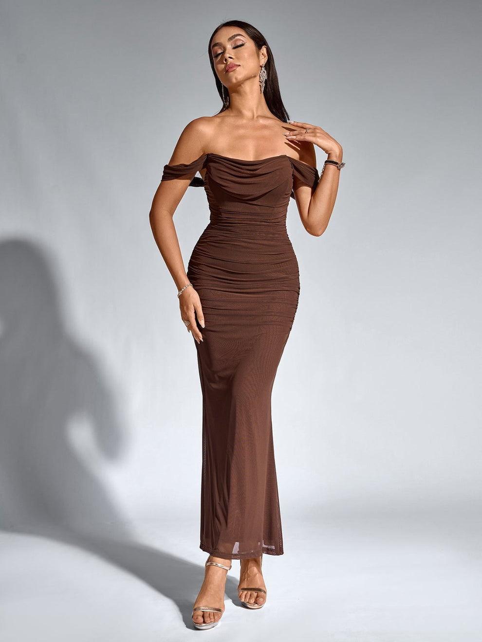 Vestido Estela Ajustado De Fiesta De Verano Elegante De Color Rosa Con Volantes En El Bajo Y Hombros Descubiertos
