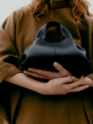 Mujer Bolso con asa superior y detalle de costura