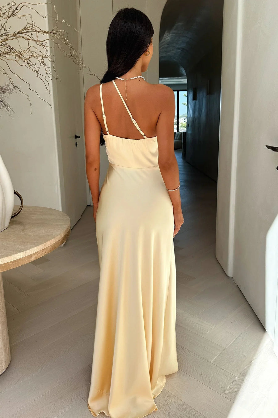 Vestido largo asimétrico mujer con abertura beige