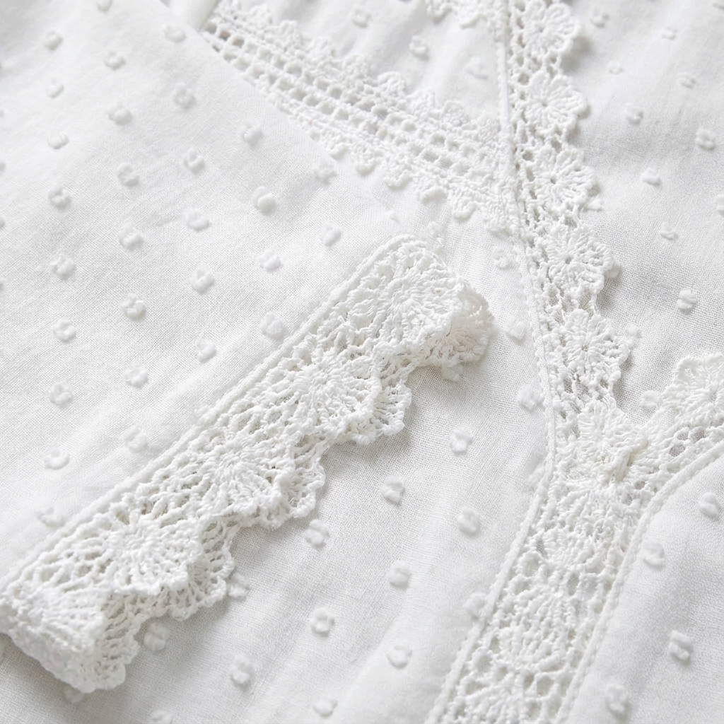 ANABEL | BLUSA MUJER BLANCO CON RIBETE DE ENCAJE Y TEXTURA PLUMETI | ROMÁNTICO